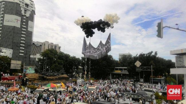 Di Reuni 212, Balon Hitam Putih 'Terbangkan' Bendera HTI