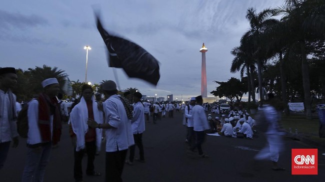 Di Reuni 212, Balon Hitam Putih 'Terbangkan' Bendera HTI