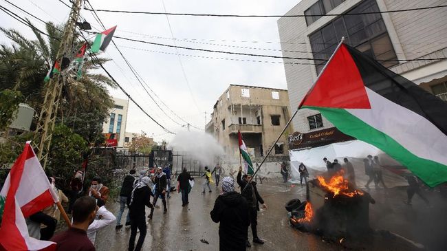 demo-anti-trump-berujung-bentrokan-di-luar-kedutaan-as-di-lebanon