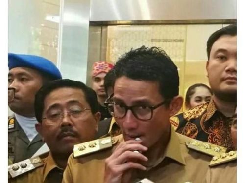 Tebak-tebak Merek Lip Balm yang Dipakai Sandiaga Uno