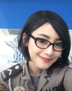 Jomblo Pasti Gak kuat Liat Polisi Cantik Berseragam SMP ini!