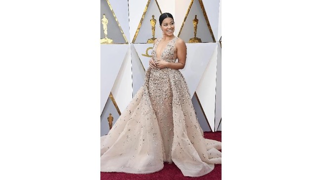 Intip Gaun Canti di Red Carpet Oscar 2018 