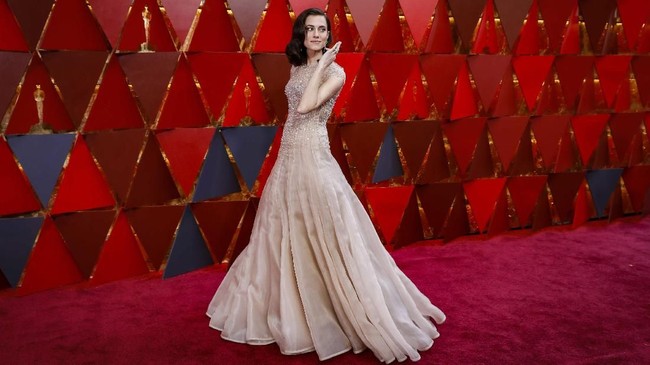 Intip Gaun Canti di Red Carpet Oscar 2018 