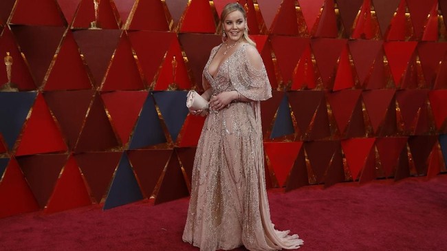 Intip Gaun Canti di Red Carpet Oscar 2018 