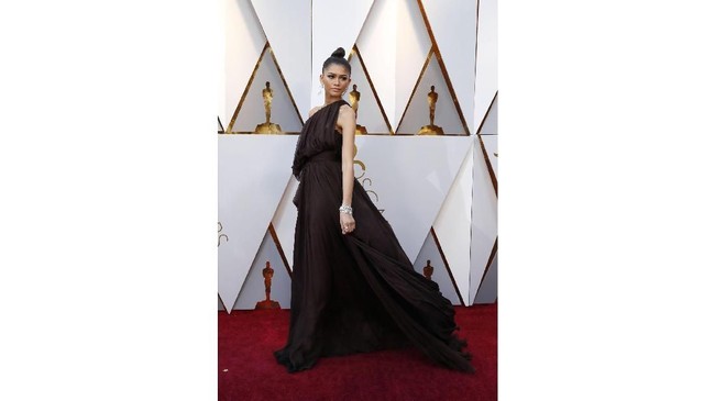 Intip Gaun Canti di Red Carpet Oscar 2018 