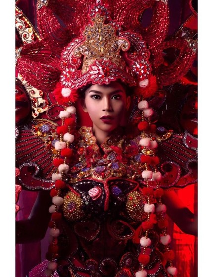 Transgender Indonesia Menang Kostum Terbaik di Miss International Queen