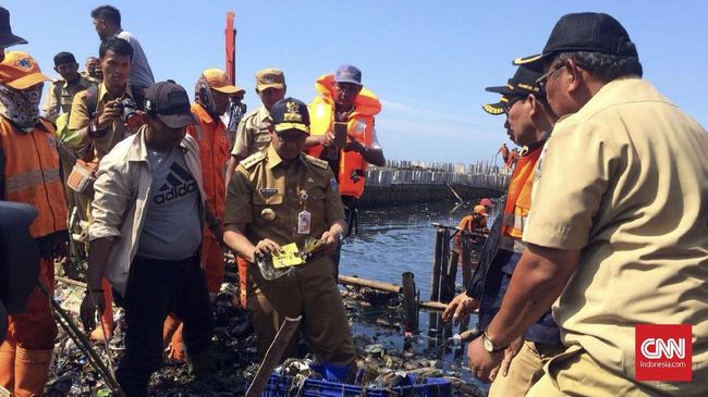 sandi-sebut-anies-nakal-ambil-sampah-pakai-tangan-kosong