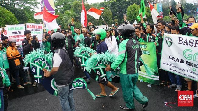 Tiga Tuntutan Demo Ojek Online di Depan Gedung DPR/MPR