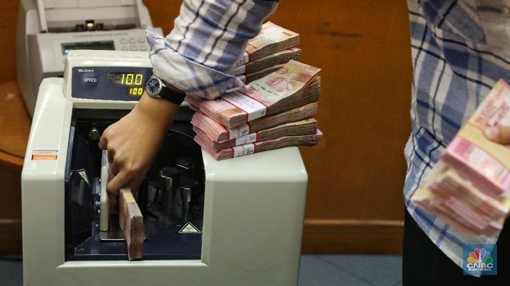 Fitch: Ekonomi RI Tumbuh 5,5%, Rupiah di Bawah Rp 14.000/US$!