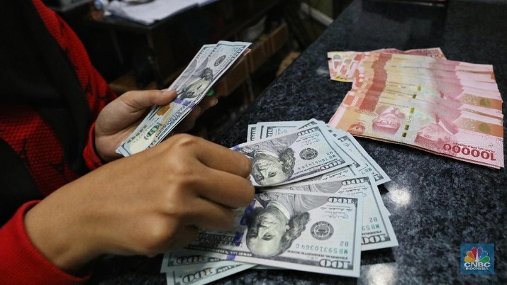 pukul-1300-wib-bank-mulai-turunkan-harga-jual-dolar-as
