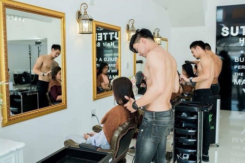 Potong rambut, bisa sekalian cuci mata, mantap mblo