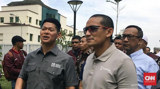 Bau Hilang, Sandiaga Berniat Ubah Warna Kali Item Wisma Atlet