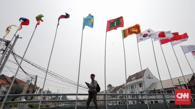 Pemasang Bendera Tiang Bambu di Pluit: Asian Games itu Apa