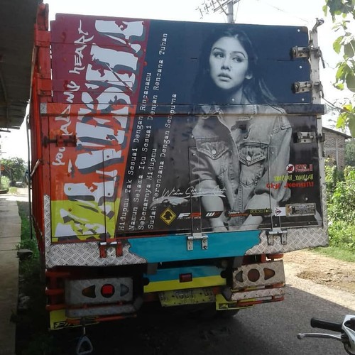 Saat 13 Wajah Artis Indonesia Jadi Lukisan Truk, Kocak Tapi Sarat Makna