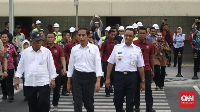 jajal-pelican-crossing-jokowi-acungkan-jempol-untuk-anies