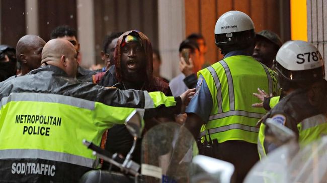 pedemo-supremasi-kulit-putih-as-dihadang-kaum-antirasisme