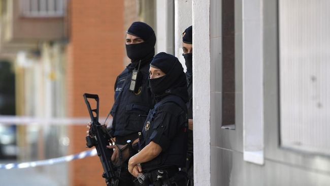 Penyerang Kantor Polisi Spanyol Teriakkan Allahu Akbar