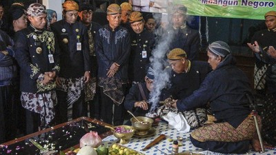 Ganjar hingga Gatot Ikuti Kirab Pusaka Malam 1 Suro di Mangkunegaran
