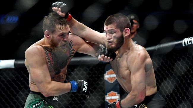 Khabib Kalahkan McGregor di Ronde Keempat UFC