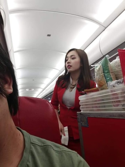 Terpikat Pramugari Cantik yang Viral Usai Difoto Diam-diam saat Bertugas