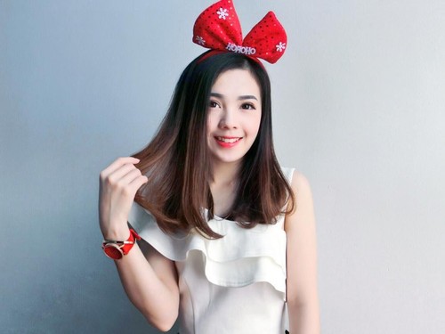 Terpikat Pramugari Cantik yang Viral Usai Difoto Diam-diam saat Bertugas