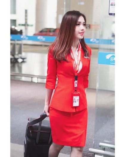 Terpikat Pramugari Cantik yang Viral Usai Difoto Diam-diam saat Bertugas