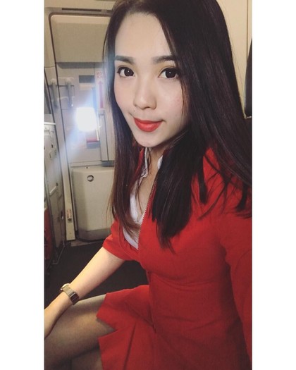 Terpikat Pramugari Cantik yang Viral Usai Difoto Diam-diam saat Bertugas