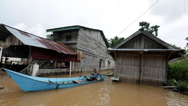 Bencana Banjir Rendam 600 Rumah, 2 Tewas di Padang (Pak Jokowi kok nggak Datang?)