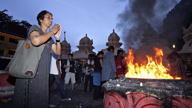 penyerbuan-kuil-hindu-di-malaysia-belasan-orang-terluka