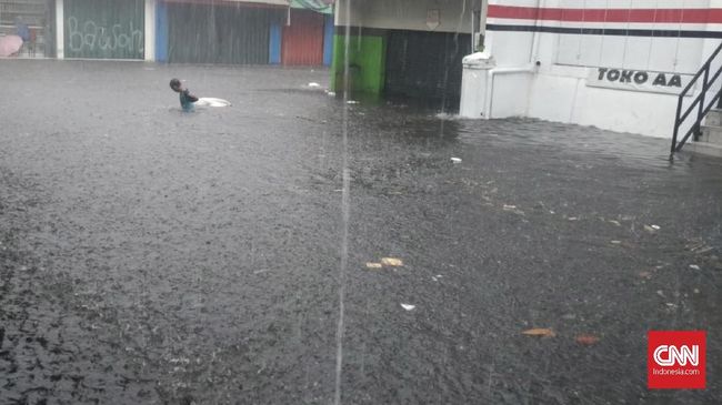 Hujan Lebat Sebentar, Genangan Tercipta di Pancoran