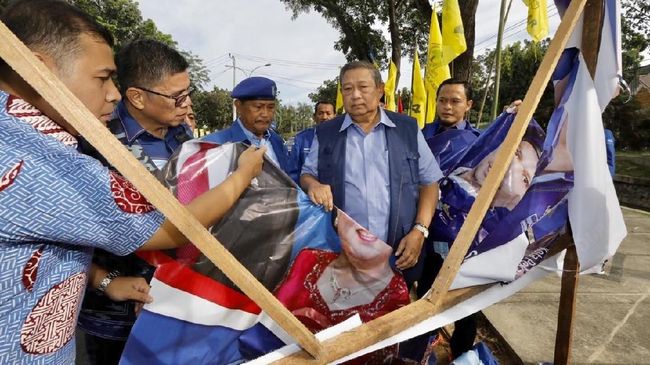Hinca: Perusak Bendera Demokrat di Riau Dibayar Rp100 Ribu