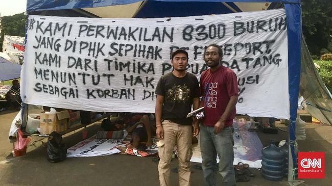 Puluhan Korban PHK Freeport Menginap di Seberang Istana