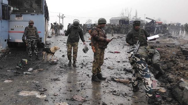 serangan-bom-ke-konvoi-militer-india-40-orang-tewas