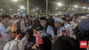 Momen Zulhasan Giring Massa Munajat 212 Teriakkan Nomor Dua