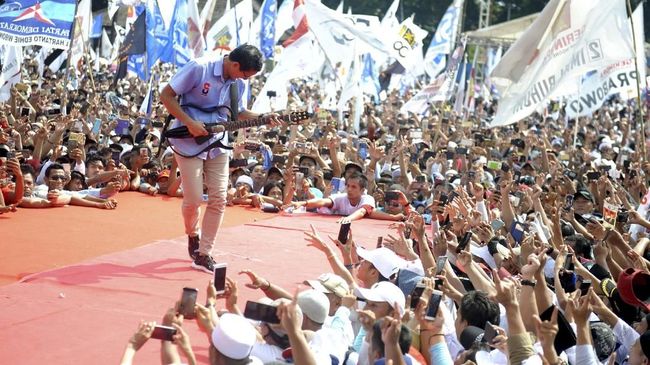 Kampanye Pamungkas, Sandiaga Main Gitar Diiringi Soneta