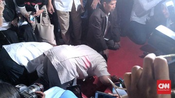 Prabowo Sujud Syukur LAGI Usai Klaim Unggul 62 Persen