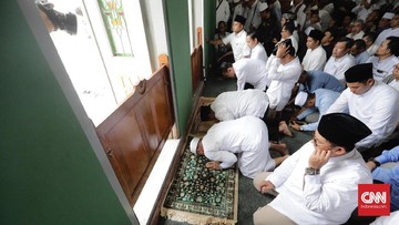 Prabowo-Sandi Salat Jumat di Aceh, HNW : Alhamdulillah dan Teruslah Seperti Itu

