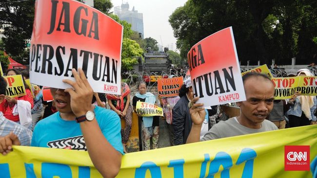 Massa Penolak People Power Berdemo di KPU