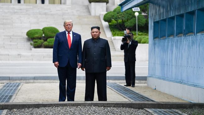Trump Bertemu Kim Jong Un, Jabat Tangan di Perbatasan