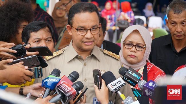 Kalah Gugatan, Anies Didesak Bersihkan Trotoar dari PKL