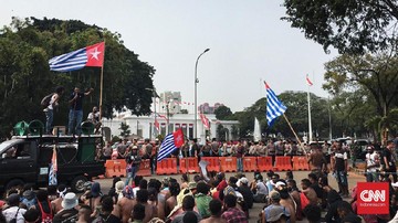 Bendera Bintang Kejora Dikibarkan di Seberang Istana