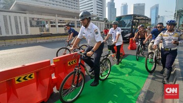 Anies Baswedan Gowes ke Kantor untuk Uji Coba 7 Jalur Sepeda