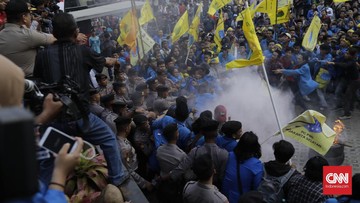 ricuh-demo-dukung-revisi-uu-kpk-dua-orang-dibawa-polisi