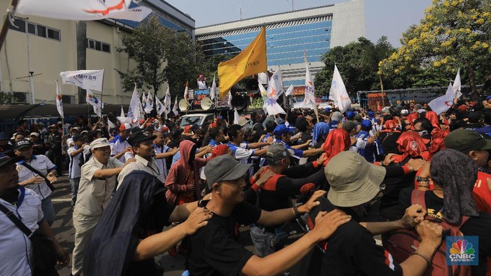 Kado Tahun Baru Jokowi: 100 Ribu Buruh Demo di 20 Provinsi!