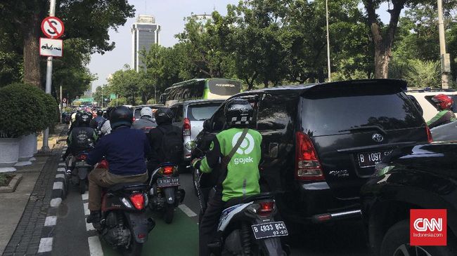 Tebang Pilih, Reuni 212, Pemotor Gunakan Jalur Sepeda di Depan Kantor Anies