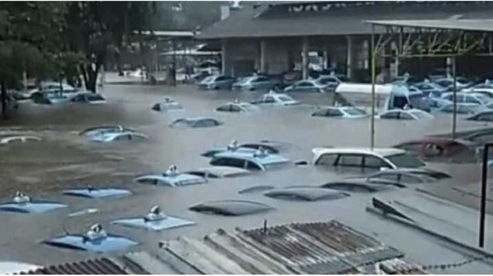 Banjir Jakarta, Pool Taksi Blue Bird Seperti Kolam Renang
