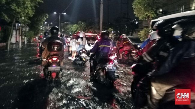 Surabaya Banjir, Warganet Salahkan Anies