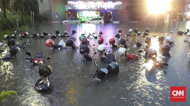 surabaya-banjir-kendaraan-mogok-dan-terendam