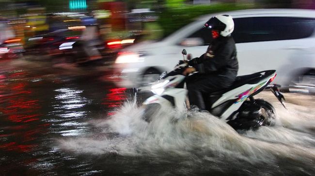 Surabaya Banjir, Pemkot Salahkan Sumbatan Sampah Pertokoan 