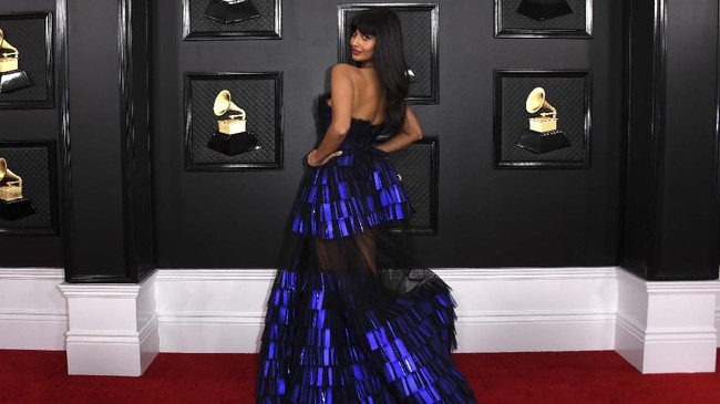 Busana Nyleneh di Grammy Awards 2020